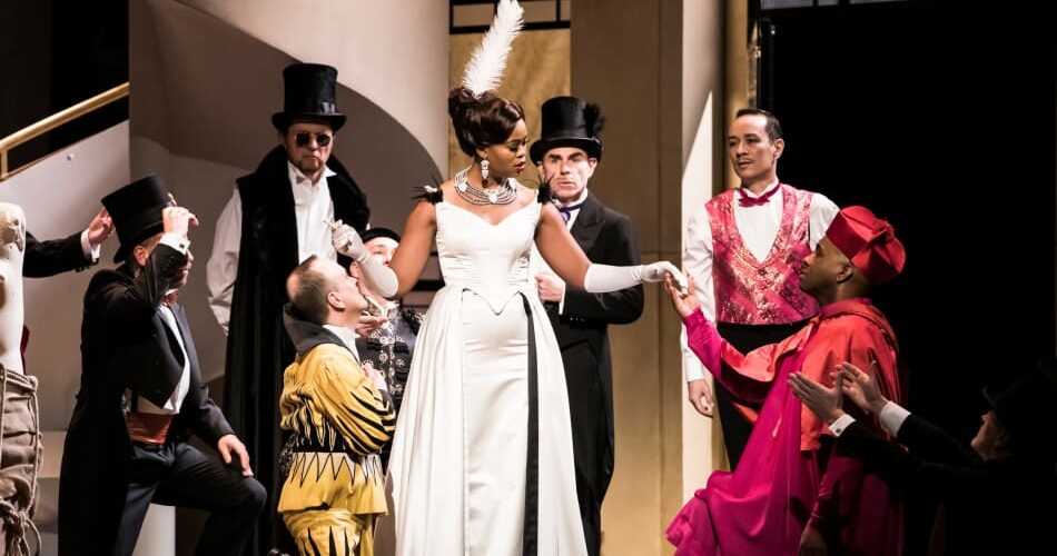 Manon by Massenet © Julien-Benhamou / OnP