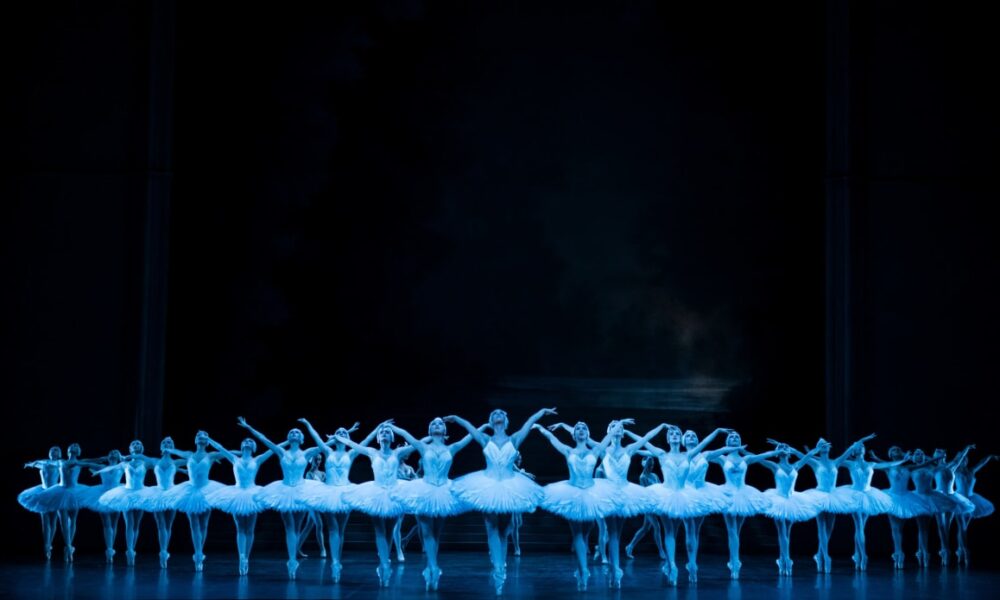 Swan Lake, by Nureyev
© Julien Benhamou/OnP