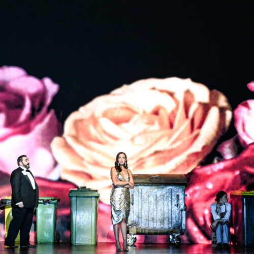 LA TRAVIATA
Compositeur : Giuseppe Verdi
Livret : Francesco Maria Piave
Direction musicale : Giacomo Sagripanti
Mise en scène : Simon Stone
Décors : Bob Cousins
Costumes : Alice Babidge
Lumières : James Farncombe
Vidéo : Zakk Hein
Chef des Ch?urs : Alessandro Di Stefano

Distribution : 
Violetta Valery : Nadine Sierra 
Flora Bervoix : Marine Chagnon
Annina : Cassandre Berthon
Alfredo Germont : René Barbera
Giorgio Germont : Ludovic Tézier
Gastone : Maciej Kwa?nikowski
Il Barone Douphol : Alejandro Baliñas Vieites
Il Marchese d?Obigny : Florent Mbia
Giuseppe : Hyun-Jong Roh
Domestico : Olivier Ayault
Commissionario :Pierpaolo Palloni