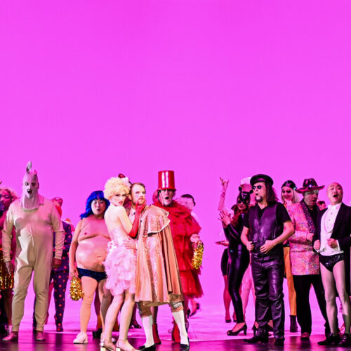 LA TRAVIATA
Compositeur : Giuseppe Verdi
Livret : Francesco Maria Piave
Direction musicale : Giacomo Sagripanti
Mise en scène : Simon Stone
Décors : Bob Cousins
Costumes : Alice Babidge
Lumières : James Farncombe
Vidéo : Zakk Hein
Chef des Ch?urs : Alessandro Di Stefano

Distribution : 
Violetta Valery : Nadine Sierra 
Flora Bervoix : Marine Chagnon
Annina : Cassandre Berthon
Alfredo Germont : René Barbera
Giorgio Germont : Ludovic Tézier
Gastone : Maciej Kwa?nikowski
Il Barone Douphol : Alejandro Baliñas Vieites
Il Marchese d?Obigny : Florent Mbia
Giuseppe : Hyun-Jong Roh
Domestico : Olivier Ayault
Commissionario :Pierpaolo Palloni